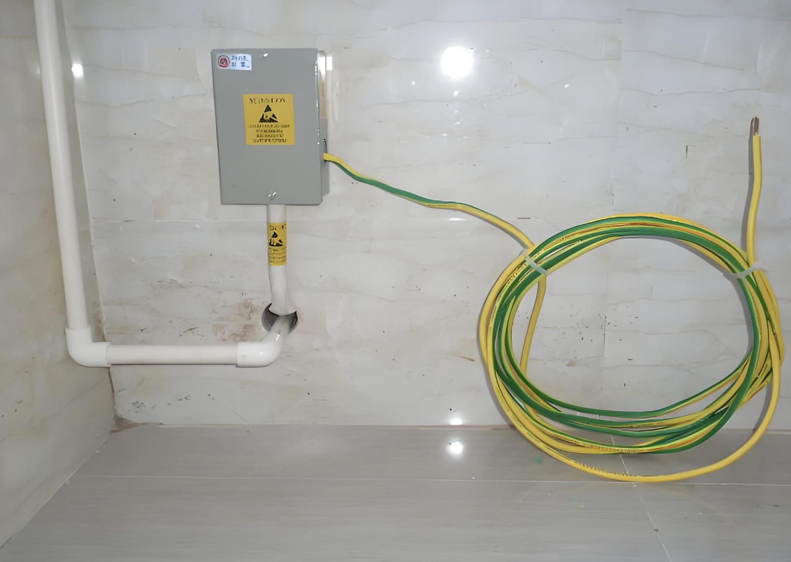 设备地线与静电地线 汇流箱