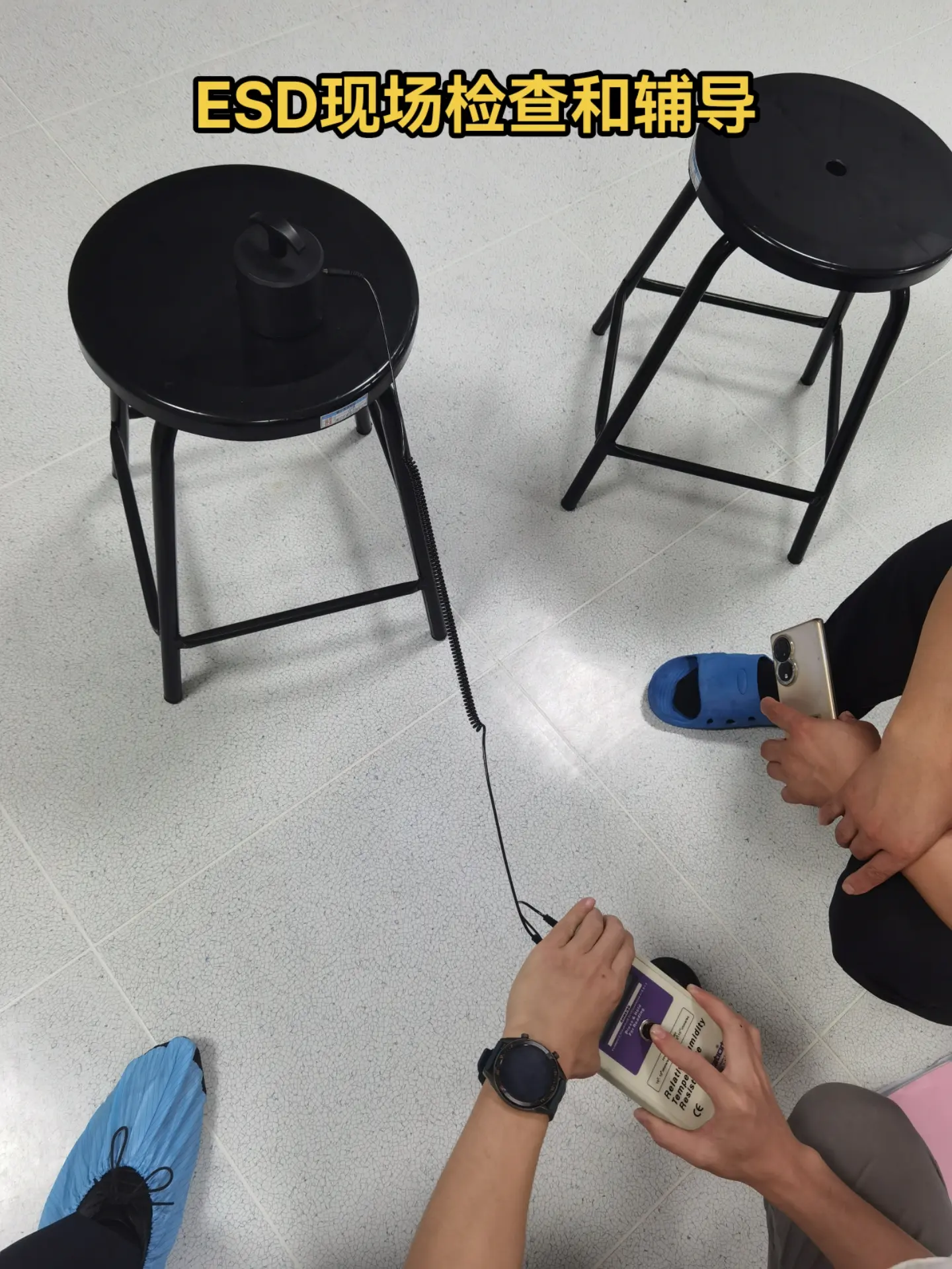 ESD顾问正在检查防静电设备