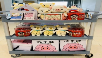 为进一步弘扬民俗文化，继承传统习俗，彰显传统文化魅力；在“六一”儿童节当天，思研检测在人力资源部的组织下开展了“纵情端午，尽情Fun粽”为主题的游戏活动，通过一系列小游戏，让思研小伙伴们深切感受传统节日的魅力。不管几岁，童心万岁6月1日下午四点，活动准时开始，小伙伴们暂时放下了手中繁忙的工作，陆陆续续来到了前台，没过多久便热闹了起来......活动现场，主持人刚宣布完游戏规则，小伙伴便都迫不及待排 