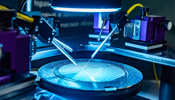 电子半导体行业中，绝缘体（如塑料周转箱、胶带、薄膜等）因无法通过接地导出静电荷，极易积累高压静电并对芯片、晶圆等敏感器件造成击穿损坏，是 ANSI/ESD S20.20 认证审核的高频整改项。该行业的绝缘体风险管控需遵循 “源头防控 + 过程中和 + 区域隔离 + 制度约束” 的全流程逻辑，具体可通过以下措施落地：源头管控：严格筛选合规绝缘体材料优先选择符合 ANSI/ESD S20.20 标准的 